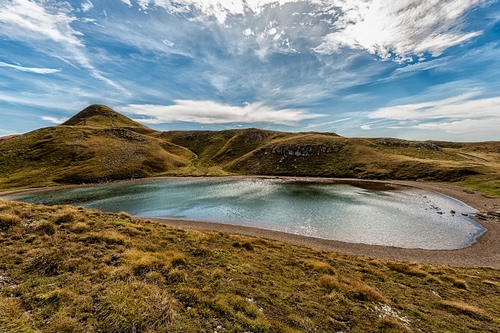 Immagine con nuvole, lago, cielo, acqua, montagna, montagne, erba, panorama, azzurro, prato, paesaggio, riflesso