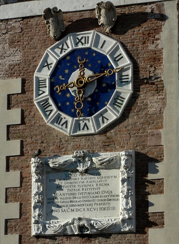 Immagine con orologio, numeri, lancette, blu, romani, lapide, ore, quadrante, targa