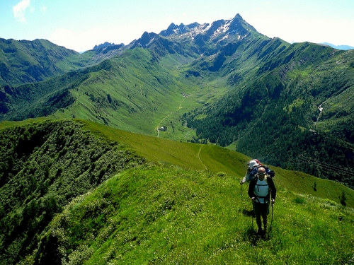 Immagine con verde, montagna, montagne, sentiero, vetta, erba, trekking, prato, escursionisti, due