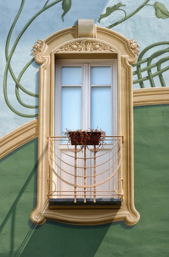 Immagine con verde, vaso, finestra, ringhiera, balcone, porta, arco, pianta, vetro, fiori, bianco, liberty, ferro, celeste, vetri, ombra