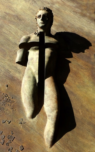 Immagine con croce, ombra, statua, testa, scultura, viso, marmo, arte, ombre, rilievo, gamba, gambe