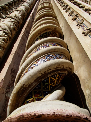 Immagine con colonna, spirale, prospettiva, mosaico, marmo, mosaici, colori, curve