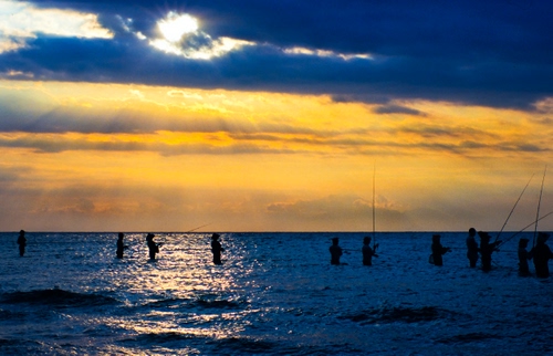 Immagine con mare, pescatori, nuvole, tramonto, acqua, cielo, controluce, pesca, riflesso