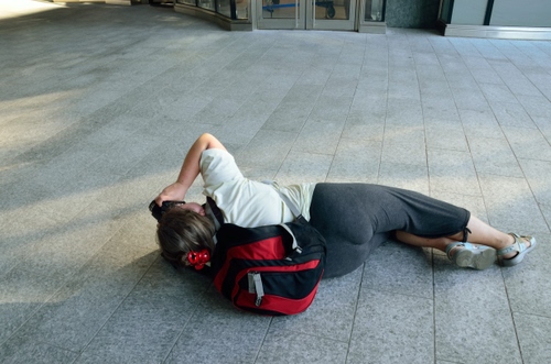 Immagine con zaino, pavimento, rosso, fotografa, fotografo, distesa, fotocamera, scatto, ragazza