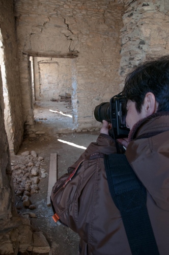 Immagine con fotografo, pietre, porta, rudere, fotocamera, muro, ruderi, casa, sassi, macchina, scatto, interno, reflex, abbandono