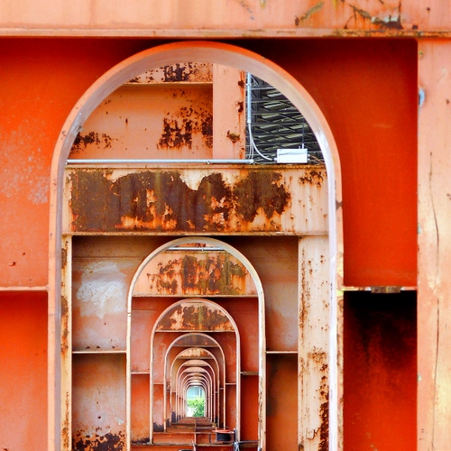 Immagine con prospettiva, archi, ruggine, rosso, porte, ferro, arancione, marrone, arco, aperture, metallo, cavi