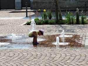 bambino, acqua, aiuola, fontana, fiori, cappello, verde, zampilli, piante, albero, strada, gioco, giallo, fontane, spruzzi, getti, pavimento, selciato, gioca, porfido