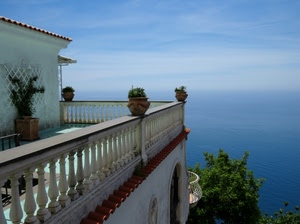 mare, piante, balaustra, terrazza, cielo, vasi, alberi, verde, albero, terrazzo, parapetto, acqua, azzurro, nuvole, panorama, colonnine, balcone