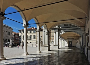 colonne, archi, piazza, portico, cielo, pavimento, case, finestre, portici, palazzi, porticato, azzurro, statua, ombra, persone, monumento, scacchi, porte, prospettiva, porta, capitelli