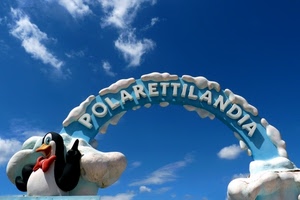 nuvole, cielo, pinguino, azzurro, arco, bianco, insegna, pupazzo, nero, rosso, scritta, farfallino, fiocco, parco, ingresso, occhi, becco