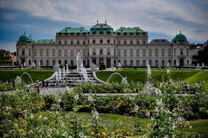 fiori, palazzo, verde, fontane, reggia, nuvole, finestre, zampilli, giardino, fontana, cielo, scalinata, cupole, piante, erba, prato, acqua, persone, scale, tetti, giardini, parco, porte, villa, aiuole