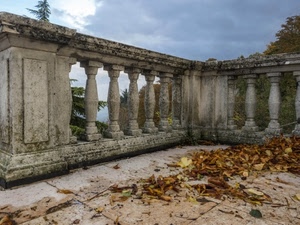 foglie, cielo, balaustra, autunno, nuvole, alberi, verde, terrazza, colonne, parapetto, marrone, angolo, azzurro, giallo, colonnine