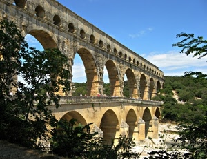 alberi, acquedotto, archi, ponte, cielo, romano, verde, azzurro, fiume, arcate, rami, persone, pietra, antico, piani, nuvole, francia
