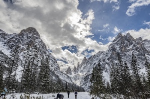 nuvole, neve, montagne, alberi, inverno, cielo, bianco, persone, abeti, azzurro, montagna, pini, cime, rocce, roccia