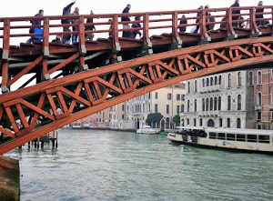 ponte, canale, venezia, acqua, persone, ferro, laguna, vaporetto, rosso, parapetto, palazzi, barche, metallo, battello, case, traghetto, barca, pedoni, legno, arco, ringhiera, mare