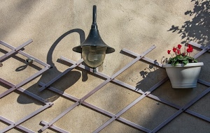 fiori, vaso, lampione, ombre, rosso, bianco, ombra, pianta, foglie, verde, muro, lampada, lampadina, grata, rombi, legno, griglia, ciclamini, parete, ciclamino