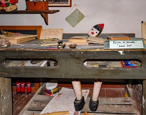 banco, pinocchio, legno, libri, scuola, burattino, calamaio, gambe, mensola, rosso, pagella, lavagna, vintage, quaderni, antichità