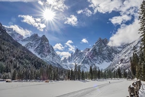 neve, sole, alberi, cielo, montagne, nuvole, bianco, inverno, azzurro, vette, montagna, raggi, strada, panorama, verde, staccionata, cime, boschi, freddo, paesaggio, sciatore