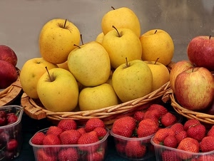frutta, mele, fragole, rosso, giallo, cesti, vimini, cestini, plastica, cibo, contenitori, piccioli, vaschette, ciliegie, frutti, cesto