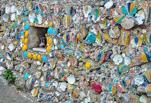 muro, conchiglie, giallo, colori, finestra, rosso, azzurro, bianco, erba, verde, pietre, celeste, parete