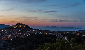 luci, panorama, tramonto, cielo, case, nuvole, montagne, paese, alberi, castello, collina, notturno, isole, alba, città, colle, borgo, sera