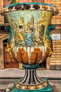 vaso, foglie, ceramica, donne, disegno, chiesa, colori, dipinto, targa, marciapiede, verde, strada, porte, case, portone, giallo, finestre, litigio, piedistallo