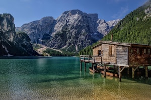 lago, montagne, verde, cielo, legno, azzurro, alberi, acqua, palafitta, montagna, baita, barche, finestre, smeraldo, braies, pali, trasparenza, roccia, bosco, paesaggio