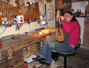 donna, attrezzi, mandolino, tavolo, musica, artigiano, lampada, cassetti, sedia, artigiana, liutaia, strumento, jeans, legno, lavoro, bottega, banco, liuto, strumenti, maglia, scarpe