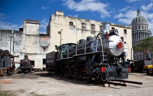 cupola, locomotiva, finestre, treno, cielo, nero, nuvole, binari, colonne, locomotive, azzurro, alberi, rosso, chiesa, case, tender, vapore