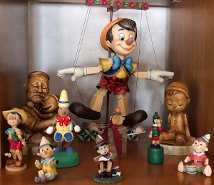 pinocchio, legno, fili, burattini, burattino, rosso, giocattoli, pupazzi, pinocchi, geppetto, naso, verde, cappelli, colori, vetrina, corde, azzurro, blu