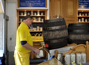 botti, giallo, boccali, birra, oste, negozio, botte, scaffali, vino, uomo, rosso, artigiano, bar, spina, porta, birreria, bottega, rubinetto