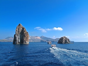 mare, nuvole, cielo, faraglioni, scia, azzurro, scogli, barche, rocce, onde, roccia, montagne, natanti, isola, nave, barca, imbarcazione, due
