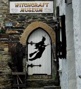 porta, museo, strega, insegna, befana, scope, scalini, mattoni, arco, nero, pietre, bianco, scopa, muro, porte, insegne, bianca