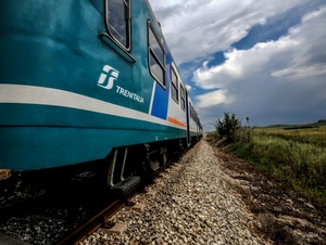 treno, nuvole, cielo, massicciata, ferrovia, vagoni, sassi, verde, rotaie, finestrini, binario, binari, vagone, erba, predellino