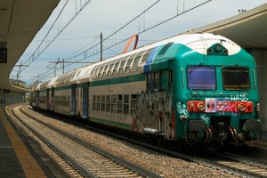 treno, stazione, binari, rotaie, vagoni, verde, finestrini, locomotiva, cielo, fili, locomotore, rosso, ferrovia