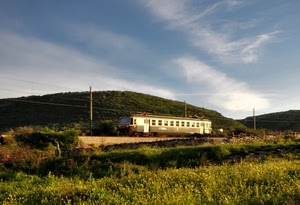 treno, cielo, verde, ferrovia, collina, fili, erba, pali, locomotiva, binari