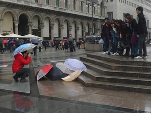 ombrelli, pioggia, fotografo, piazza, scale, gruppo, scalini, persone, gradini, scala