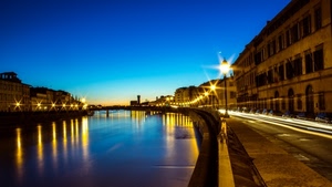 lampioni, fiume, luci, acqua, riflessi, riflesso, cielo, palazzi, blu, strada, case, ponte, finestre, sera, lungofiume, notte, scie, azzurro, canale