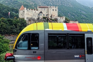 castello, treno, giallo, montagna, alberi, colori, locomotiva, finestrini