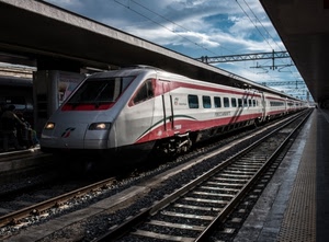 binari, treno, stazione, finestrini, rotaie, marciapiede, fili, pensilina, rosso, nuvole, cielo, traversine, freccia, locomotore, ferrovia