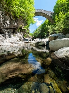 ponte, acqua, fiume, cielo, sassi, verde, pietre, alberi, nuvole, arco, riflessi, piante, ruscello, rocce, natura, roccia, trasparente, trasparenza, arcata, azzurro, massi, riflesso