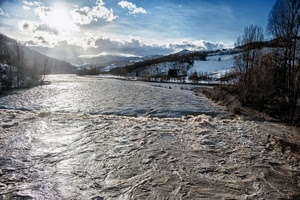 fiume, acqua, neve, alberi, nuvole, controluce, sole, cielo, colline, montagna, inverno, onde, piena