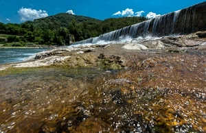 fiume, acqua, cascata, nuvole, montagna, rocce, verde, alberi, cielo