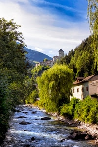 castello, alberi, fiume, torrente, acqua, verde, piante, case, casa, nuvole, ruscello