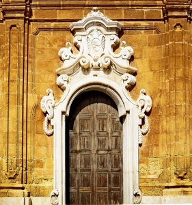 portone, porta, legno, giallo, arco, muro, bianco, stemma, pietra, colonne, mattoni, chiesa