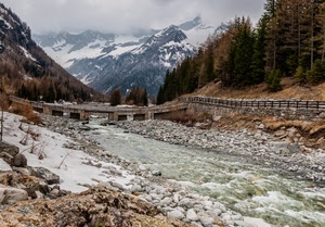 alberi, fiume, ponte, montagne, neve, montagna, acqua, sassi, inverno, nuvole, pietre, staccionata, bosco