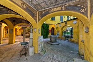 pozzo, archi, giallo, portico, portici, catino, colonne, affreschi, cancello, cortile, pilastri