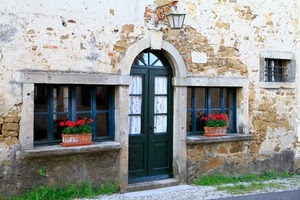finestre, fiori, porta, vasi, lampione, tende, vetri, casa, erba, gerani, lanterna, tendine, piante, verde, rossi