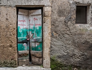 lucchetto, catena, porta, finestra, legno, verde, muro, rudere, scritta, portone, rosso, cemento, casa, scritte