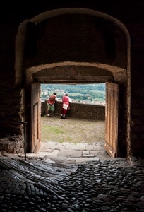portone, persone, porta, due, vicolo, affaccio, arco, mare, discesa, acciottolato, selciato